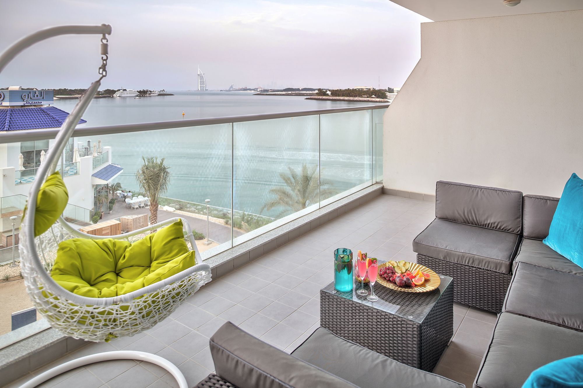 Apartment Luxury Staycation - Azure Residences