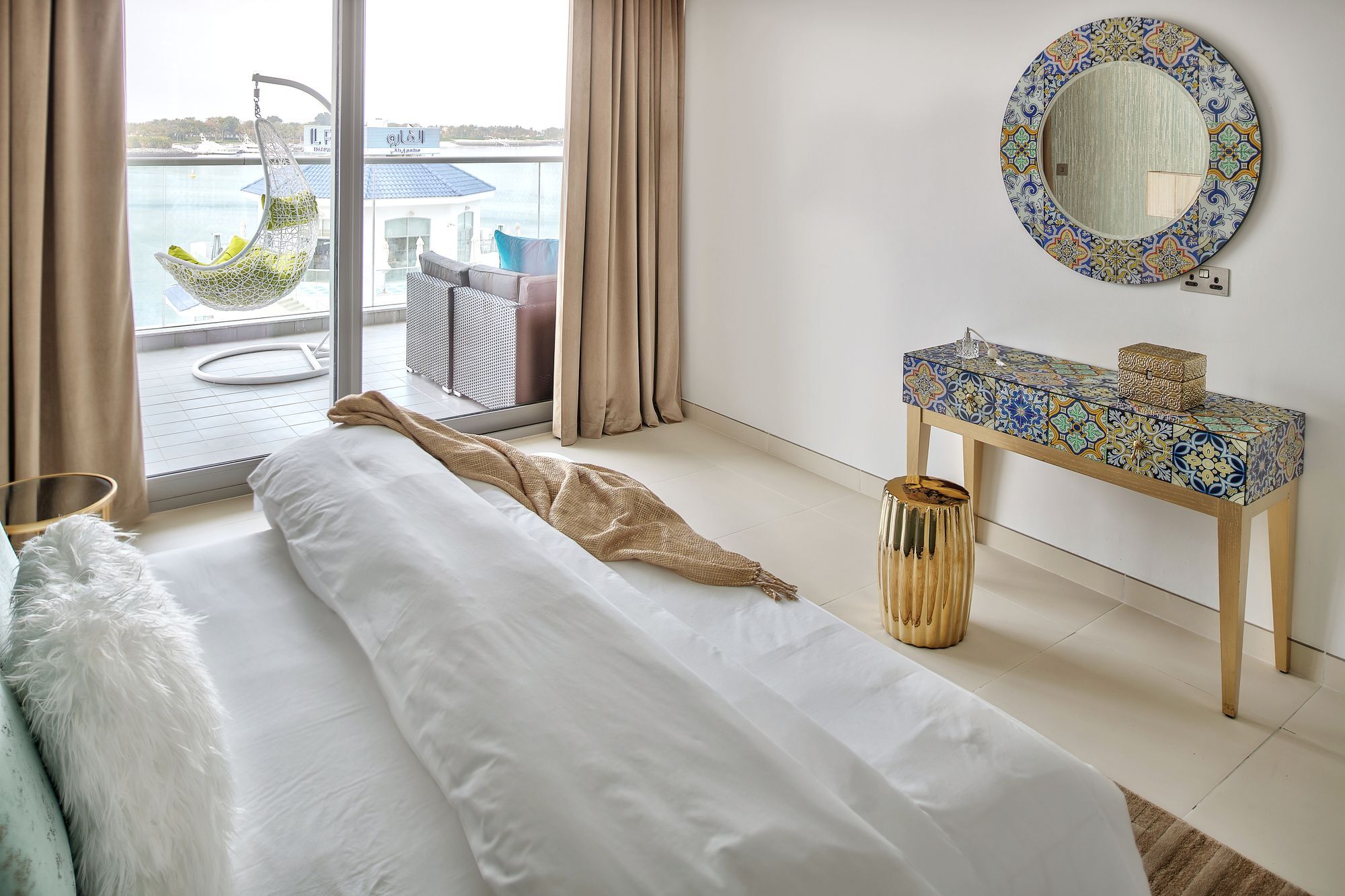 Luxury Staycation - Azure Residences Apartment Dubai
